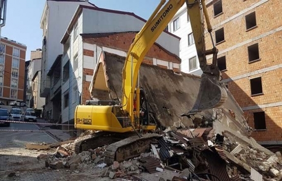 Esenyurt'ta yıkımına başlanan 3 katlı bina çöktü!