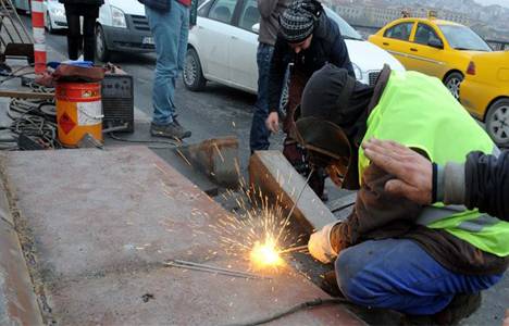 Unkapanı Köprüsü'ndeki açıklık çelik saç ile kapatıldı!