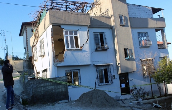 Adana'da yıkılma tehlikesi bulunan evlerini terk eden çift yardım bekliyor!