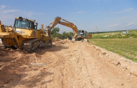 Seyhanda yol çalışmaları devam ediyor