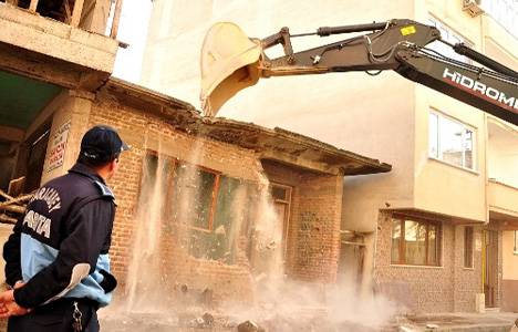 Bursa Karacabey'de harabe evlerin yıkımı sürüyor!