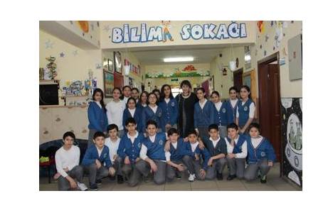 Yunus Emre İlk ve Ortaokulu'nun koridorlarına bilim sokağı kuruldu!