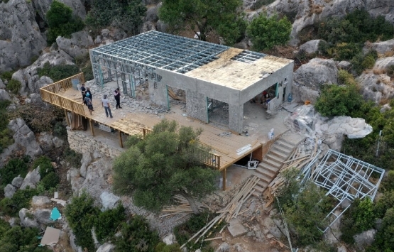 Demre de doğal sit alanına inşa edilen villa yıkılıyor!