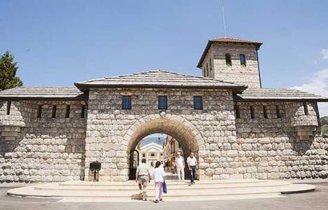 Film için inşa edilen Andriçgrad’ı 50 bin kişi ziyaret etti!