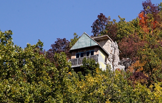 Miroslav Pavlovic kayalığa inşa ettiği evde doğayla iç içe yaşıyor!