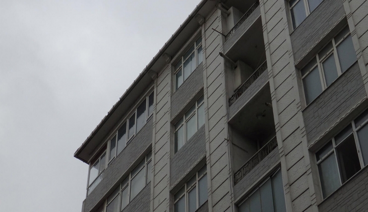 Kentsel dönüşümden dolayı boşaltılan eve hırsız yerleşti! Ev sahibi çözümü kapıya duvar örmekte buldu!