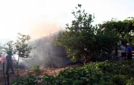 Kocaeli'de çıkan yangında tek katlı ev küle döndü!