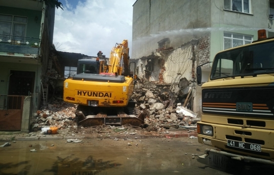 İzmit'teki harabe yapı yıkıldı!