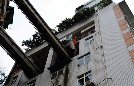 Çin Chongqing de metro apartmanların içinden geçiyor!