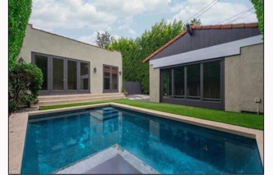 Charlize Theron California daki evini satıyor!