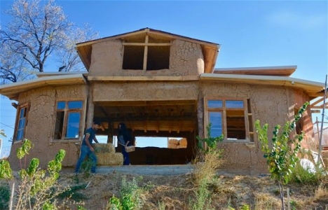 Kırşehirli çift samandan ev yaptı!