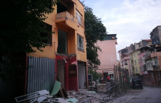 İzmit Çukurbağ’da çürümeye terk edilen bina yıkılıyor!