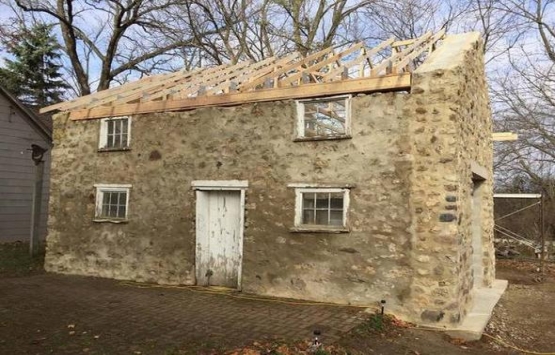 1800 lü yıllardan kalan binayı saraya çevirdi!