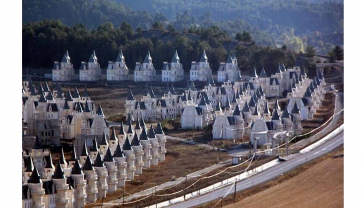 Depremzedelere açılsın denmişti! Şato villaların sahibi açıkladı: İnşaat tamamlanmadı, altyapı, su, ısıtma yok! 