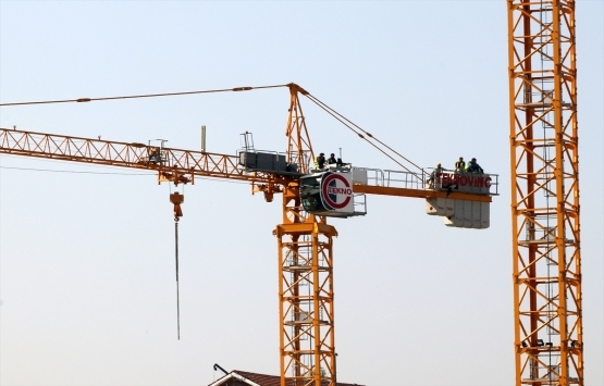 Maaşlarının ödenmesini isteyen inşaat işçileri, vinçte eylem yaptı!