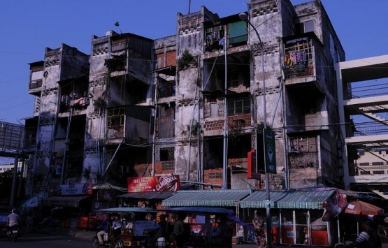 Kamboçya da eski binada kendi devletlerini kurdular!