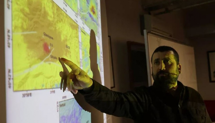 Bilim kurgu değil korkunç gerçek! Deprem, ilçeyi şehirden 20 santim uzaklaştırdı!