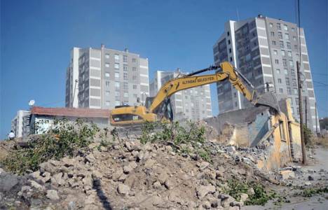 Ankara'da tehlike taşıyan boş, kaçak yapılar tek tek yıkılıyor!