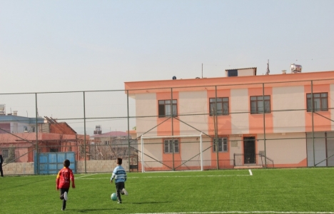 Kahramanmaraş Büyükşehir'den Karacasu'ya halı saha!