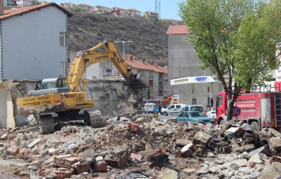 Akdağmadeni'nde dere yatağı üzerindeki iş yerleri yıkılıyor!