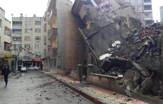 Siirt'te yıkımı yapılan bina bitişikteki binanın üzerine devrildi!