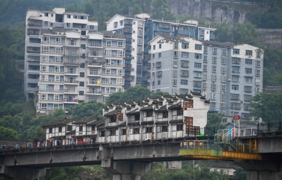 Çin'deki sıra dışı köprü görenleri hayrete düşürüyor!