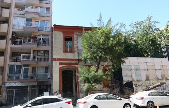 İzmir Konak'ta metruk bina çöktü!