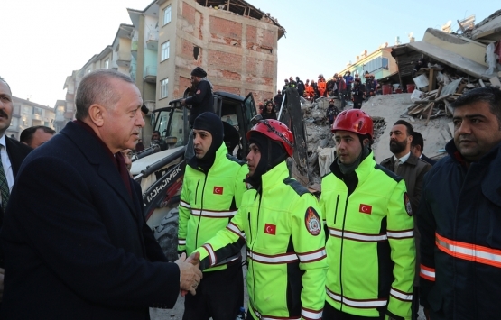 Cumhurbaşkanı Erdoğan dan süratle yeniden inşa mesajı: Gecikemeyiz!