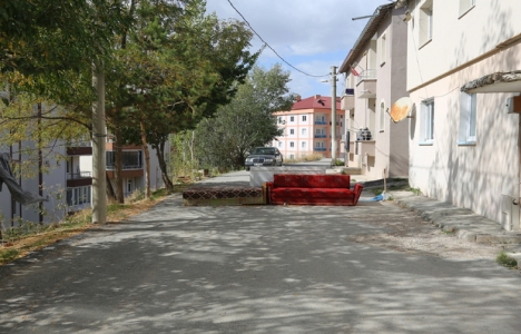 Bayburtlu Ensar Çalışkan arsasından geçen yolu kapattı!