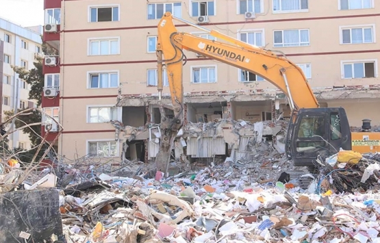İzmir depreminde yıkılan Cumhuriyet Sitesi C Blok için sanıklara meslekten men talebi!