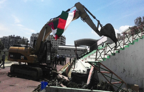 Karşıyaka Stadı'nda yıkım başladı!