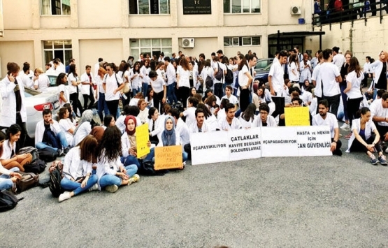 İÜ Diş Hekimliği Fakültesi’nde çatlak bina eylemi beşinci gününde!