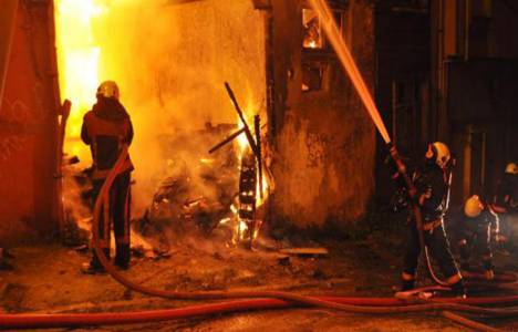 Beyoğlu'nda ahşap bir binada yangın çıktı!