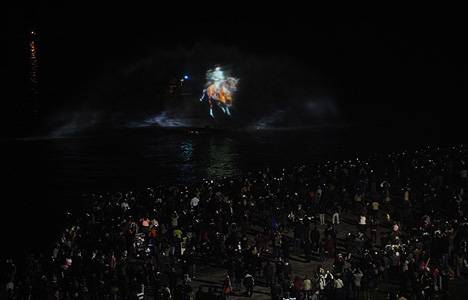 İzmir'de deniz üzerine Atatürk silueti yansıtıldı!