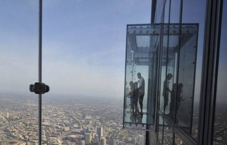 Şikago'daki Willis Tower binasının 103'üncü katındaki camekan bölme çatladı!