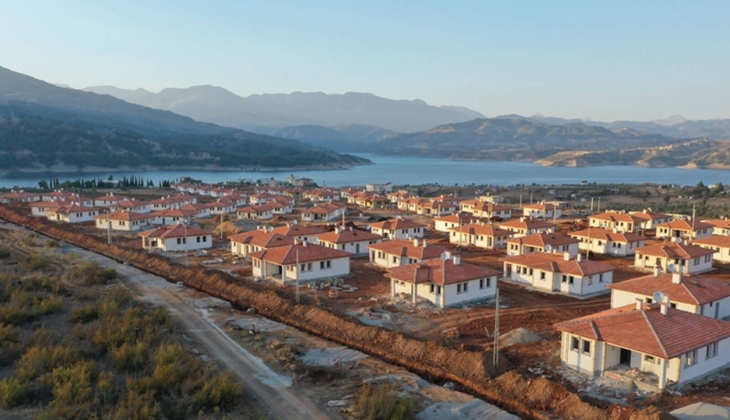 Depremzedeler için yapılan 531 köy evi teslim edildi! 3 bin 302 kırsal konutun da kurası çekildi!