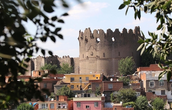 Diyarbakır da tarihi kalıntıların üzerine bina inşa edildi!