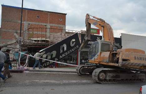 Ankara'da önlem alınmadan yıkılan bina işyerlerinin üzerine devrildi!