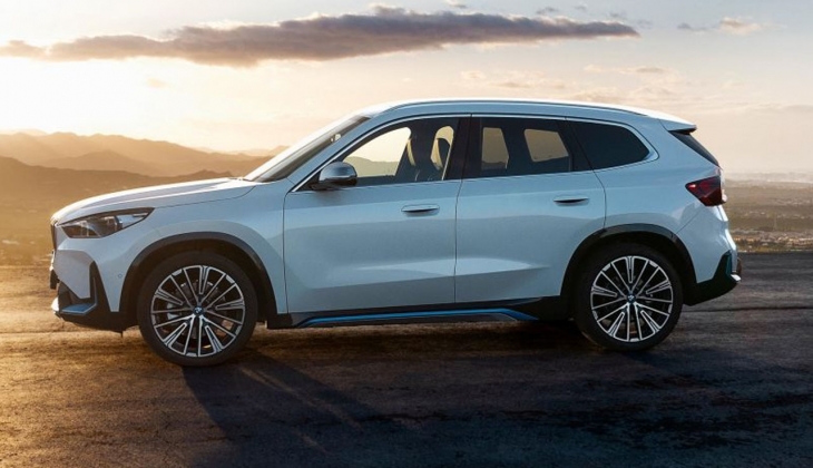 Dengeli ağırlık dağılımı ile BMW İX1 bayilerde