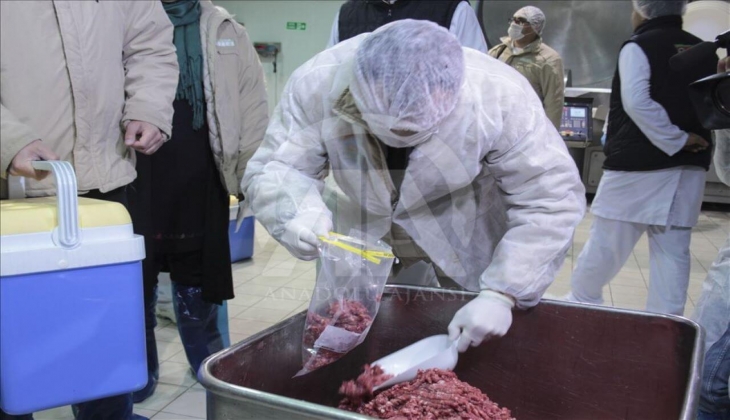 ‘Para kazanmak için bu kadarı da yapılmaz’ dedirten hile! Vatandaşa sucuk diye ot yedirmişler!