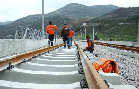 Geyve Sakarya Nehri üzerindeki köprüde raylar döşeniyor!