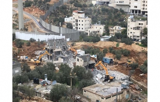İsrail askerleri Batı Şeria'da Filistinlilere ait iki evi yıktı!