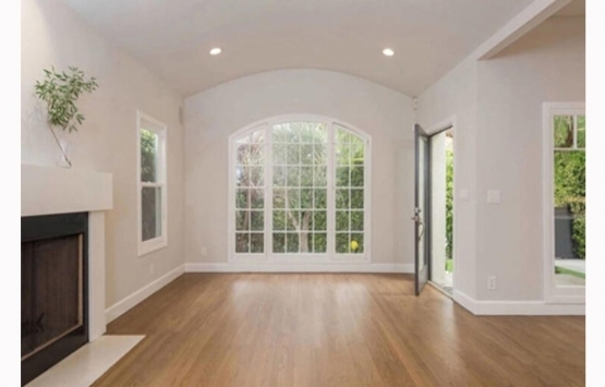 Charlize Theron California daki evini satıyor!