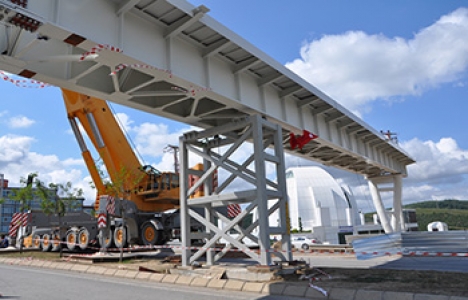 KOÜ’de yaya geçidinin tabliyeleri konuldu!
