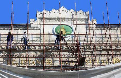İstanbul Üniversitesi’nin tarihi kapısında Sultan Abdulaziz’in tuğrası ortaya çıktı!