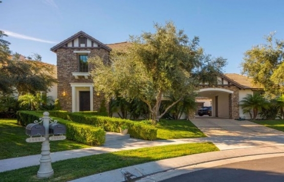Katie Holmes Calabasas taki malikanesini 4.6 milyon dolara satıyor!