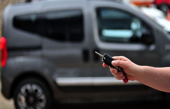 Akaryakıt fiyatları araç fiyatlarını da yükseltti! Satışlar yarı yarıya düştü!