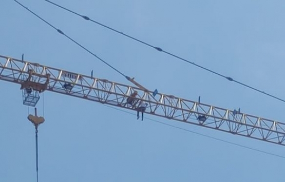 Taksim Cami inşaatında intihar girişimi!