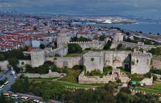 Yedikule'de bir bina çöktü!