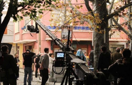 Diziye evini veren köşeyi dönüyor!